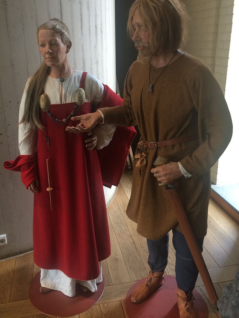 Реконструированный костюм викингов на выставке в Археологическом музее в Ставангере, Норвегия