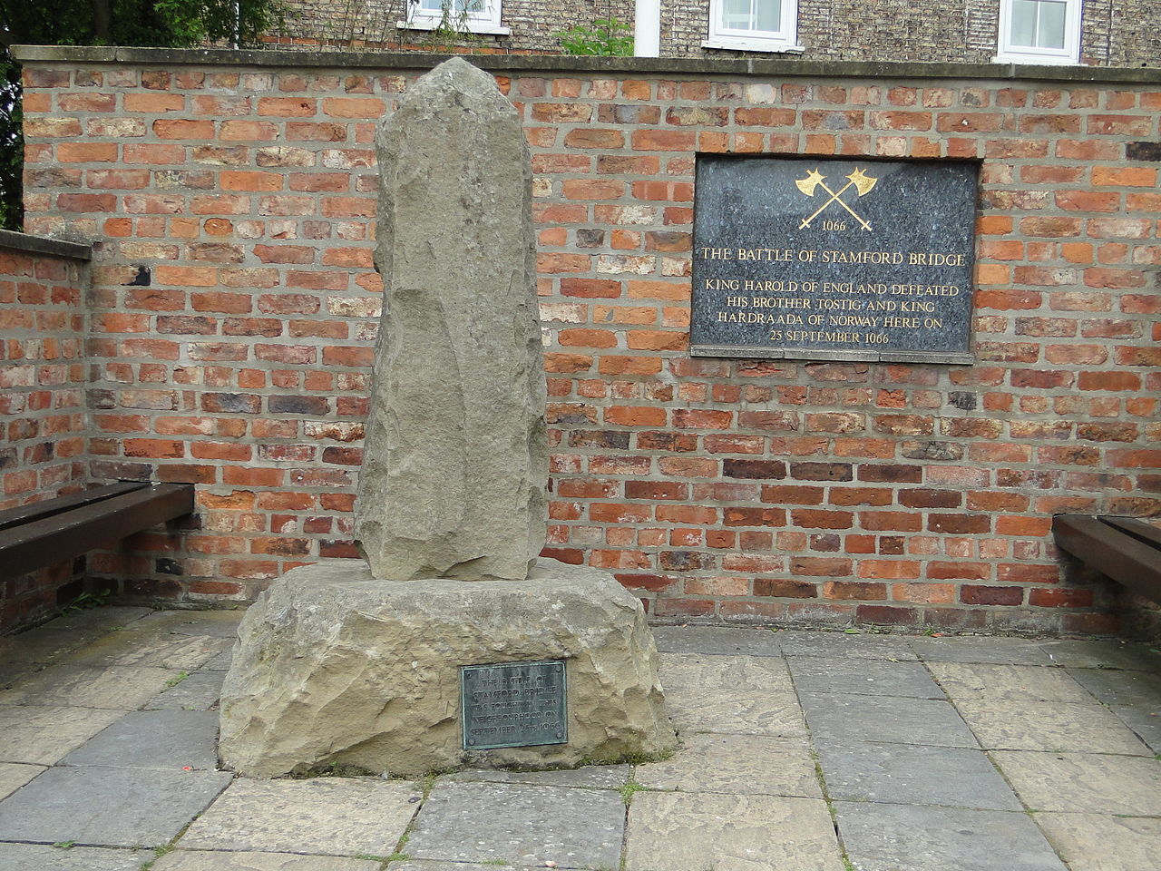 Памятник в Стамфорд-Бридже
