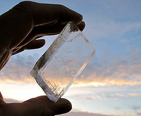 Исландский лонжерон, возможно, исландский средневековый солнечный камень, который использовался для определения положения солнца в небе, когда его не видно.