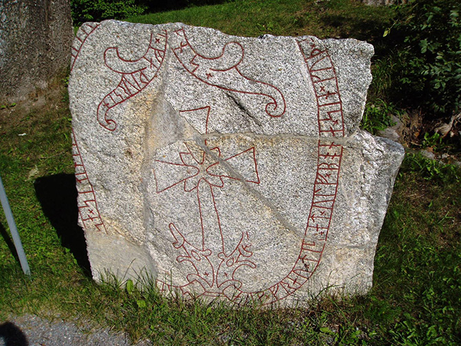 Скандинавские руны, высеченные на камне2